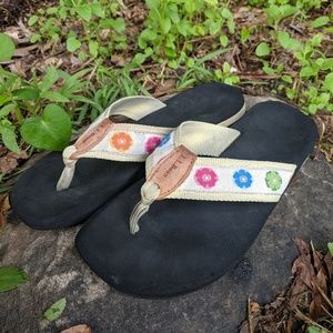 L.L. Bean Women's Maine Isle Flip-flops flower